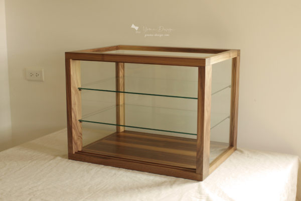 幸福優木-木作設計館-Yomu Design-優木設計-優木-yomu-設計-wood-Walnut display cabinet-胡桃木-胡桃木點心櫃-胡桃木木櫃-質感木櫃-質感玻璃櫃-玻璃櫃-點心櫃-麵包櫃-司康-司康櫃-展示櫃-小木櫃-收藏櫃-收納櫃-復古玻璃櫃-復古-三層櫃-客製訂製-木工-木作-手工-細木作-台南木作-台南木工-訂作-木作課程-木工教學-一日體驗-台南旅遊-Tainan-黃仁旭-Ricky-Akira-阿旭-台南新化-Pinkoi