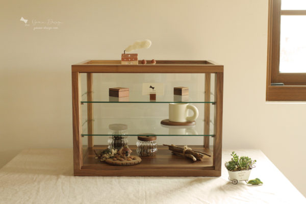 幸福優木-木作設計館-Yomu Design-優木設計-優木-yomu-設計-wood-Walnut display cabinet-胡桃木-胡桃木點心櫃-胡桃木木櫃-質感木櫃-質感玻璃櫃-玻璃櫃-點心櫃-麵包櫃-司康-司康櫃-展示櫃-小木櫃-收藏櫃-收納櫃-復古玻璃櫃-復古-三層櫃-客製訂製-木工-木作-手工-細木作-台南木作-台南木工-訂作-木作課程-木工教學-一日體驗-台南旅遊-Tainan-黃仁旭-Ricky-Akira-阿旭-台南新化-Pinkoi