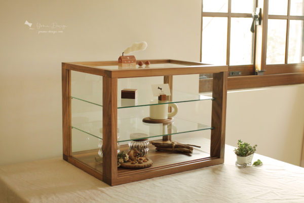 幸福優木-木作設計館-Yomu Design-優木設計-優木-yomu-設計-wood-Walnut display cabinet-胡桃木-胡桃木點心櫃-胡桃木木櫃-質感木櫃-質感玻璃櫃-玻璃櫃-點心櫃-麵包櫃-司康-司康櫃-展示櫃-小木櫃-收藏櫃-收納櫃-復古玻璃櫃-復古-三層櫃-客製訂製-木工-木作-手工-細木作-台南木作-台南木工-訂作-木作課程-木工教學-一日體驗-台南旅遊-Tainan-黃仁旭-Ricky-Akira-阿旭-台南新化-Pinkoi