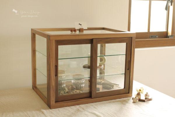 幸福優木-木作設計館-Yomu Design-優木設計-優木-yomu-設計-wood-Walnut display cabinet-胡桃木-胡桃木點心櫃-胡桃木木櫃-質感木櫃-質感玻璃櫃-玻璃櫃-點心櫃-麵包櫃-司康-司康櫃-展示櫃-小木櫃-收藏櫃-收納櫃-復古玻璃櫃-復古-三層櫃-客製訂製-木工-木作-手工-細木作-台南木作-台南木工-訂作-木作課程-木工教學-一日體驗-台南旅遊-Tainan-黃仁旭-Ricky-Akira-阿旭-台南新化-Pinkoi