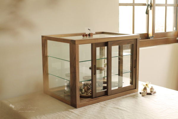 幸福優木-木作設計館-Yomu Design-優木設計-優木-yomu-設計-wood-Walnut display cabinet-胡桃木-胡桃木點心櫃-胡桃木木櫃-質感木櫃-質感玻璃櫃-玻璃櫃-點心櫃-麵包櫃-司康-司康櫃-展示櫃-小木櫃-收藏櫃-收納櫃-復古玻璃櫃-復古-三層櫃-客製訂製-木工-木作-手工-細木作-台南木作-台南木工-訂作-木作課程-木工教學-一日體驗-台南旅遊-Tainan-黃仁旭-Ricky-Akira-阿旭-台南新化-Pinkoi