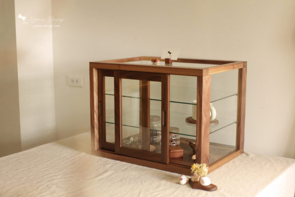 幸福優木-木作設計館-Yomu Design-優木設計-優木-yomu-設計-wood-Walnut display cabinet-胡桃木-胡桃木點心櫃-胡桃木木櫃-質感木櫃-質感玻璃櫃-玻璃櫃-點心櫃-麵包櫃-司康-司康櫃-展示櫃-小木櫃-收藏櫃-收納櫃-復古玻璃櫃-復古-三層櫃-客製訂製-木工-木作-手工-細木作-台南木作-台南木工-訂作-木作課程-木工教學-一日體驗-台南旅遊-Tainan-黃仁旭-Ricky-Akira-阿旭-台南新化-Pinkoi