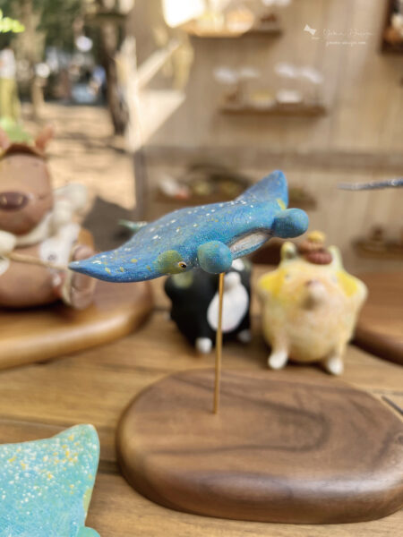 幸福優木-木作設計館-Yomu Design-優木-優木設計-灰熊綠展-10週年-寧靜海-台南木作-木作體驗-親子DIY-外出教學-質感木工-美感教育-魟魚-鯨魚-海洋系-花園鰻-苗栗通霄-通霄海水浴場-七田皿-小皿-木工教學-木作訂製-木偶-木雕-兒童木作--創作者