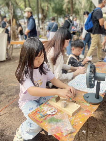 幸福優木-木作設計館-Yomu Design-優木-優木設計-灰熊綠展-10週年-寧靜海-台南木作-木作體驗-親子DIY-外出教學-質感木工-美感教育-魟魚-鯨魚-海洋系-花園鰻-苗栗通霄-通霄海水浴場-七田皿-小皿-木工教學-木作訂製-木偶-木雕-兒童木作--創作者