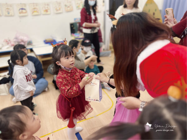 幸福優木-親職講座-藝術創作-兒童藝術-美感-葉子拓印--兒童繪畫發展-新化維妮幼兒園-維妮幼兒園-優木老師-親子DIY-台南新化-聖誕活動-台南活動