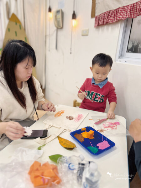 幸福優木-親職講座-藝術創作-兒童藝術-美感-葉子拓印--兒童繪畫發展-新化維妮幼兒園-維妮幼兒園-優木老師-親子DIY-台南新化-聖誕活動-台南活動