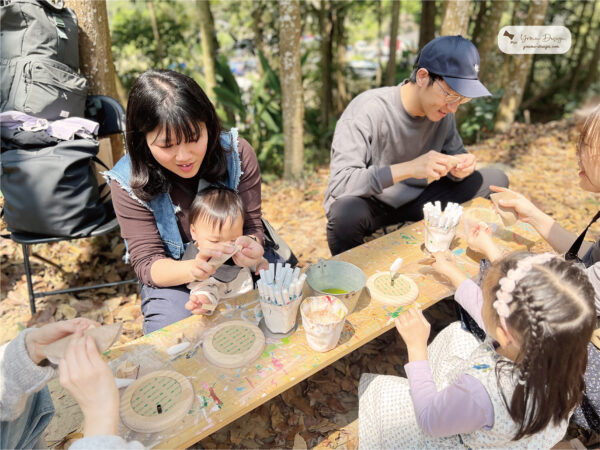 幸福優木-木作設計館-Yomu Design-優木-優木設計-灰熊綠展-10週年-寧靜海-台南木作-木作體驗-親子DIY-外出教學-質感木工-美感教育-魟魚-鯨魚-海洋系-花園鰻-苗栗通霄-通霄海水浴場-七田皿-小皿-木工教學-木作訂製-木偶-木雕-兒童木作--創作者-台南左鎮-化石森林-線香座-木質線香座-